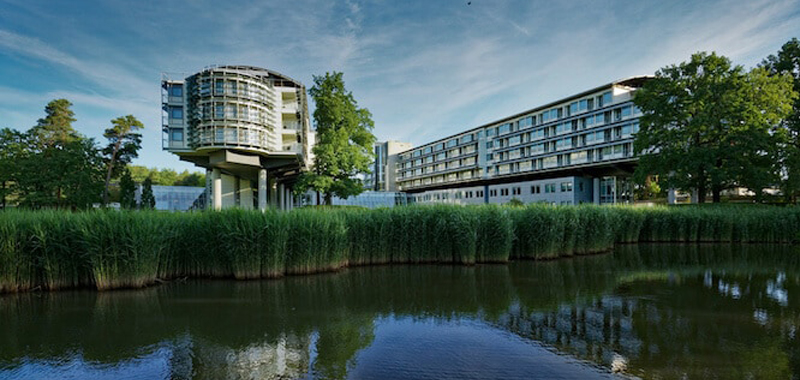 Außengelaende-Potsdam-Hotel-am-Templiner-See-800×380